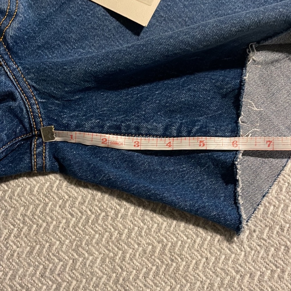 NWT Levi’s 501 button fly denim shorts. Size 28 - Picture 5 of 7